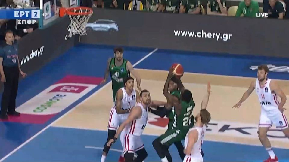 Ο Γκραντ εκτέλεσε εύστοχα εκτός ισορροπίας για το καλάθι και φάουλ (video)