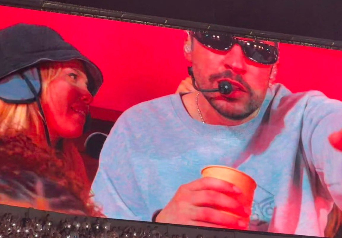 Είναι ζευγάρι; Η Γουάντα Νάρα «ανάβει φωτιές» στη σκηνή μαζί με τον Bad Bunny