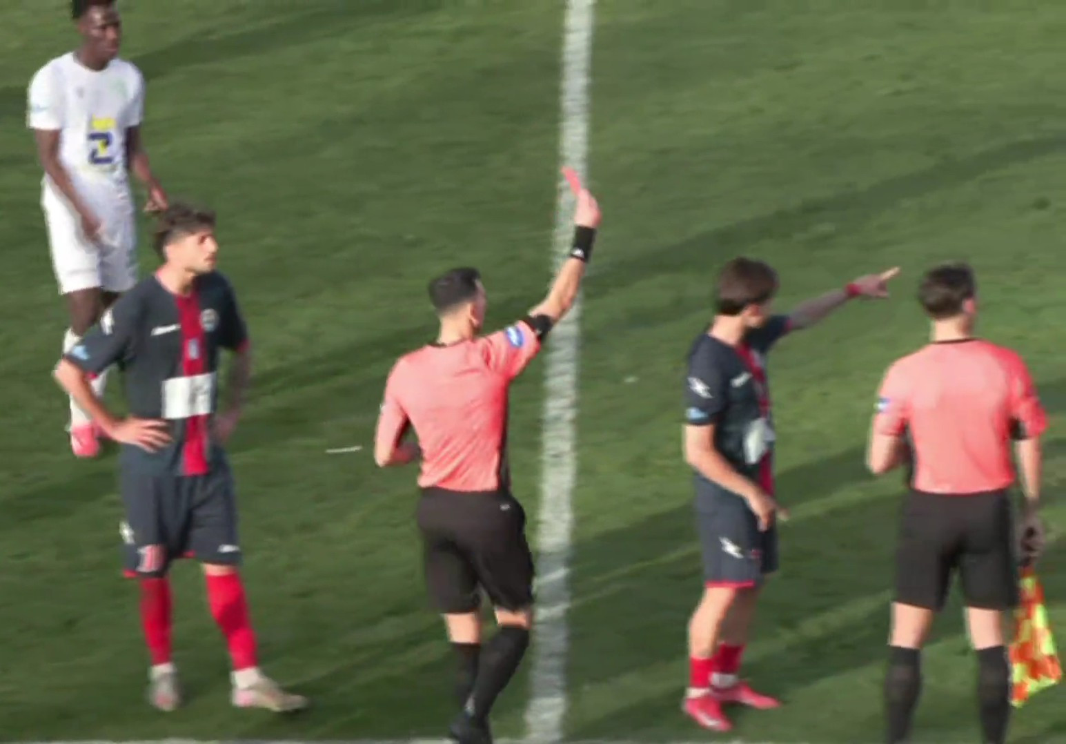 Ποδοσφαιριστής της Super League 2 δέχτηκε κόκκινη κάρτα και συνέχισε να αγωνίζεται!