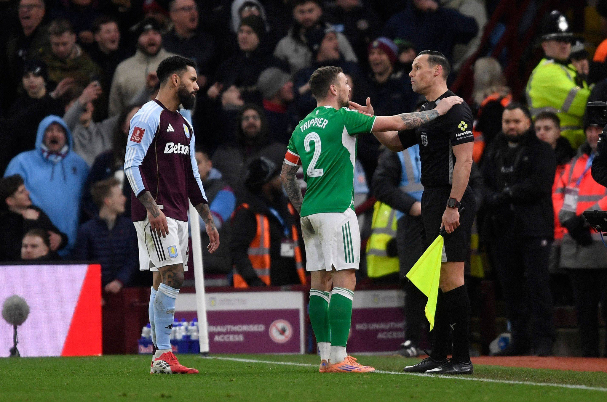 Σάλος με τις διαιτητικές αποφάσεις στο Άστον Βίλα - Νιούκαστλ: Μέτρησε γκολ οφσάιντ και δεν δόθηκε καθαρή κόκκινη!