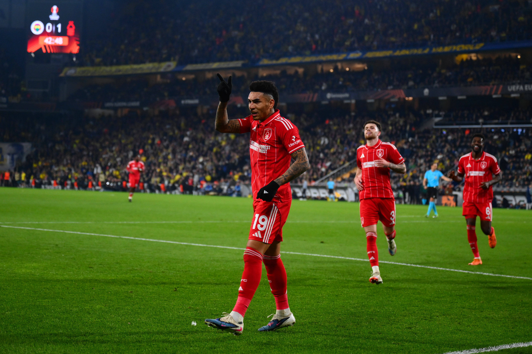 Η εντυπωσιακή Νότιγχαμ «άλωσε» την Κωνσταντινούπολη, έριξε τρία γκολ στη Φενέρμπαχτσε