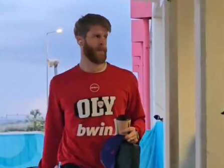 Η άφιξη του Ολυμπιακού στα «Δυο Αοράκια» για το παιχνίδι με τον Παναθηναϊκό (video)