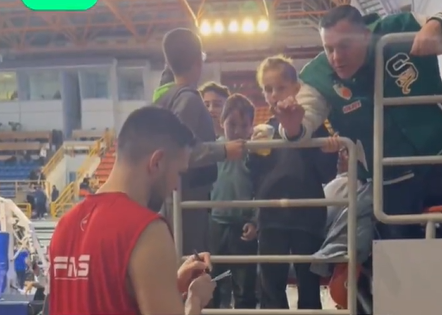 «Εύχομαι ο γιος μου να σου μοιάσει»: Η ατάκα ενός φιλάθλου που συγκίνησε τον Παπανικολάου (video)