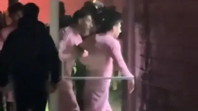 Έξαλλος ο Μέσι προσπάθησε να μπουκάρει στα αποδυτήρια των διαιτητών - Τον σταμάτησε ο Σουάρεζ (video)