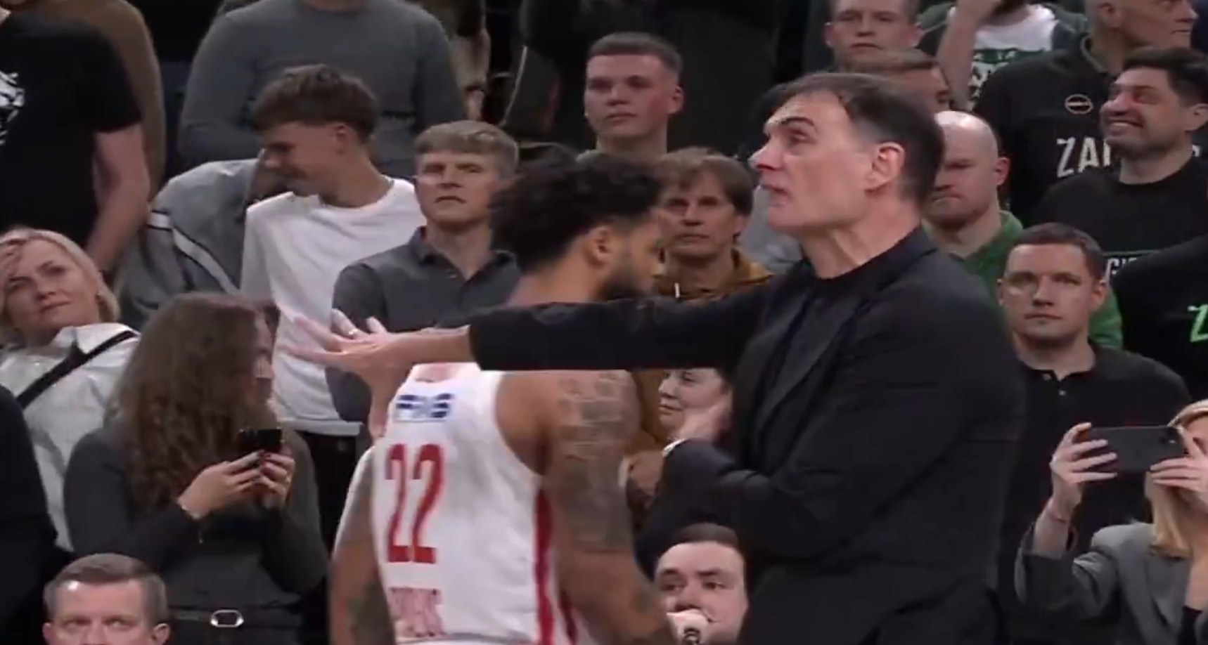 Έξαλλος Μπαρτζώκας σε Φουρνιέ στην τελευταία φάση: «Pass the ball» (video)