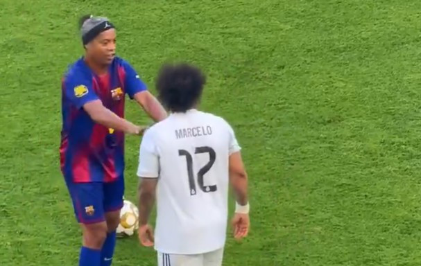 Ισόπαλο το clasico των παλαιμάχων της Μπαρτσελόνα και της Ρεάλ Μαδρίτης - Viral το σπρώξιμο του Ροναλντίνιο στον Μαρσέλο (video)