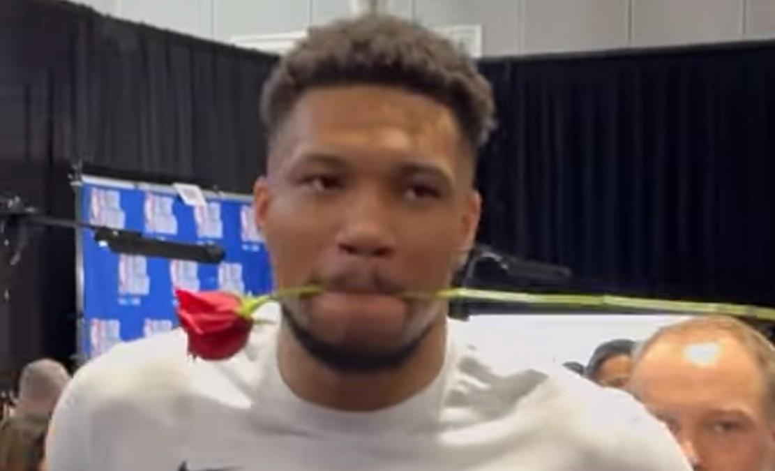 Σε mood Αγίου Βαλεντίνου ο Γιάννης: Έδωσε τριαντάφυλλο σε γυναίκα ρεπόρτερ (video)