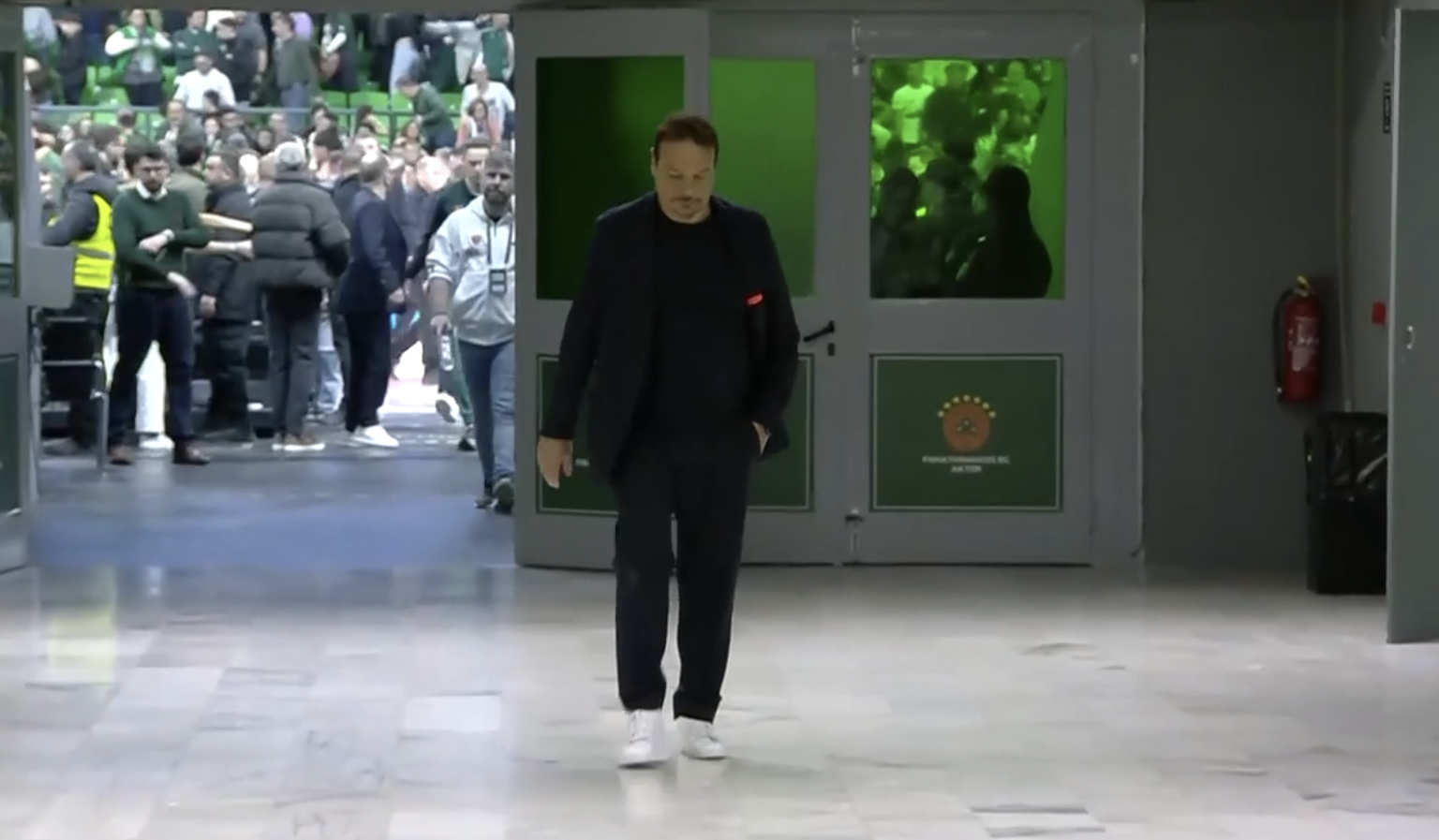 Ο απογοητευμένος και μόνος Αταμάν λίγο μετά την ήττα-σοκ από τον Κολοσσό (video)