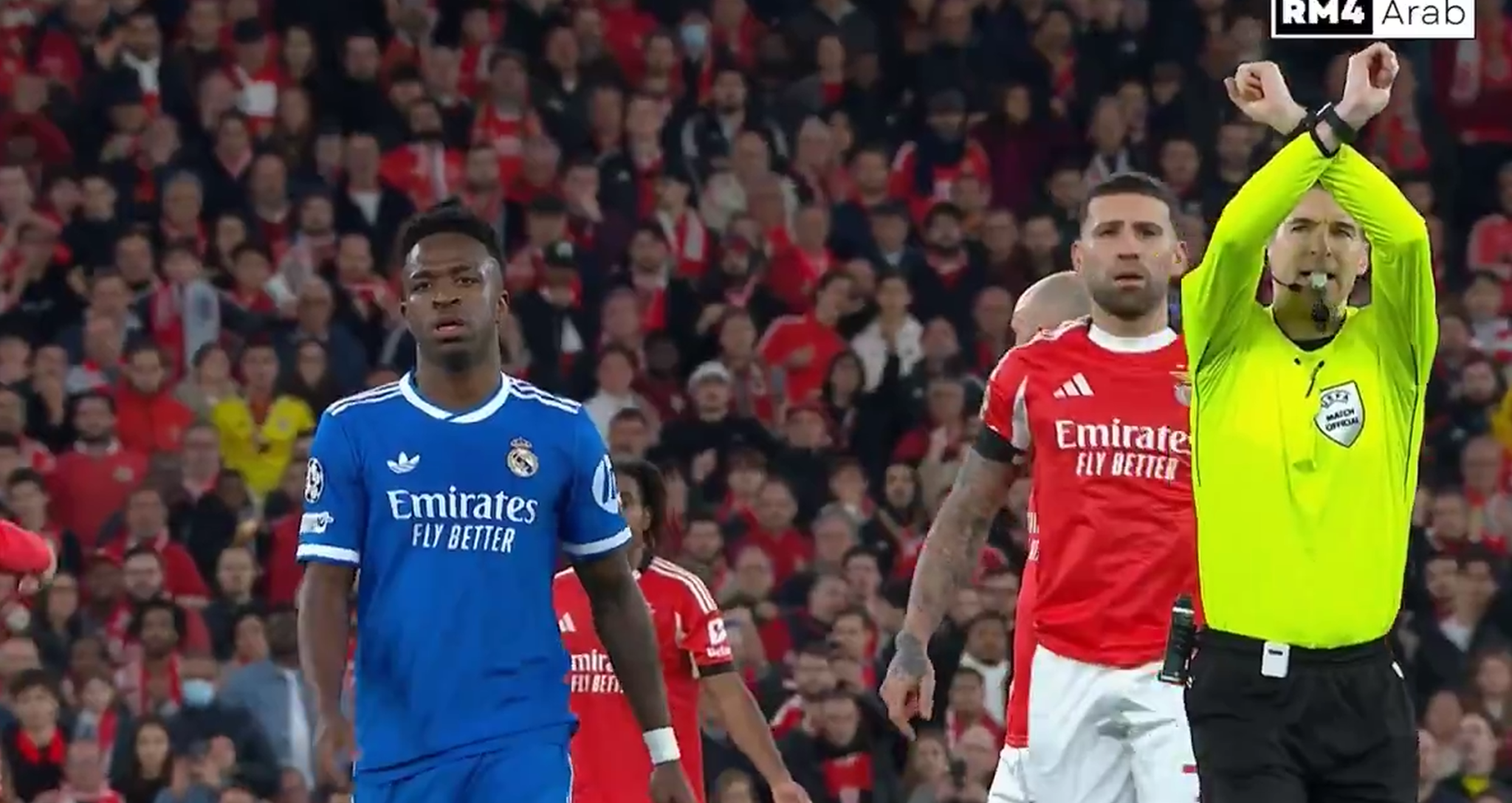 Τι σημαίνει το «Χ» που σχημάτισε με τα χέρια ο διαιτητής στο Μπενφίκα - Ρεάλ για το περιστατικό με τον Βινίσιους