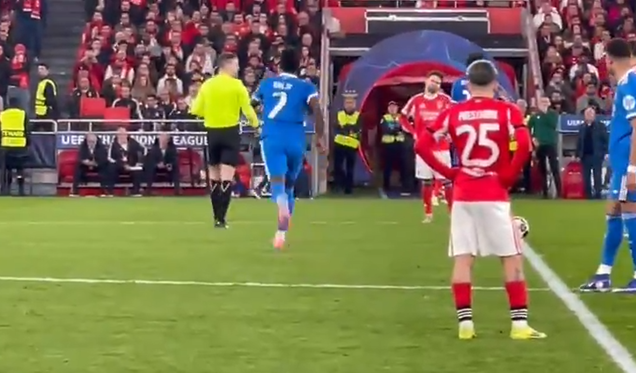 Η παράξενη υπερασπιστική γραμμή της Μπενφίκα - Τι ισχυρίζεται για την ρατσιστική επίθεση κατά του Βινίσιους