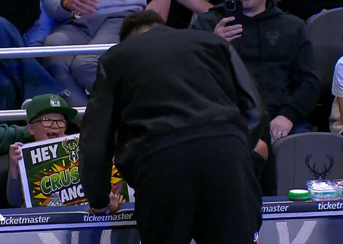 Η συγκινητική στιγμή ανάμεσα στον Γιάννη Αντετοκούνμπο και μικρό θαυμαστή του που νίκησε τον καρκίνο (video)