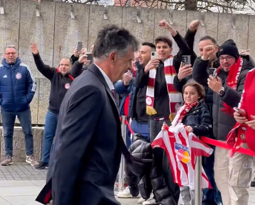 Οπαδοί του Ολυμπιακού αποθέωσαν την ομάδα στο ξενοδοχείο ενόψει Λεβερκούζεν (video)