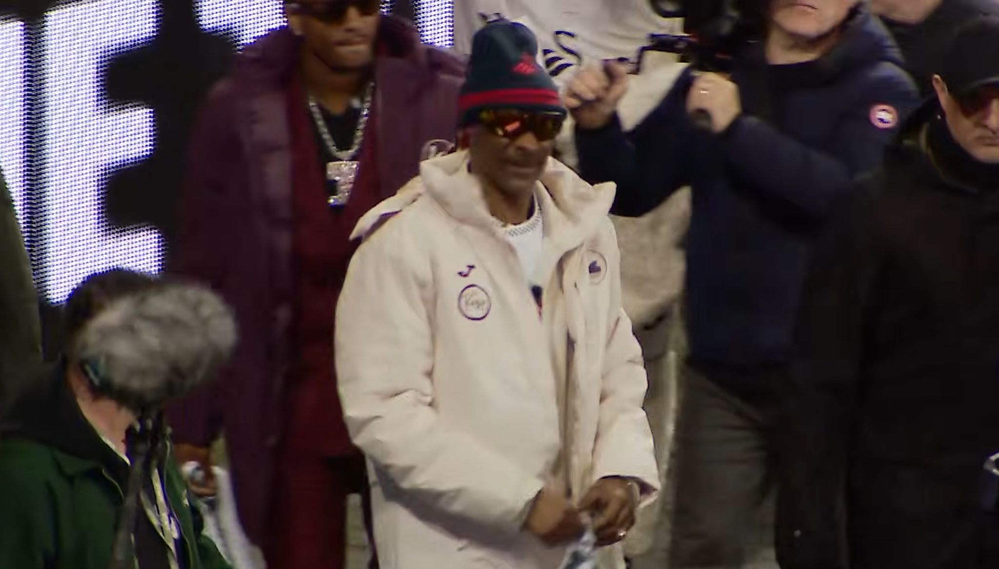 «Μύριζε παντού χόρτο έξω από τα αποδυτήρια» - Ο Snoop Dog προκάλεσε χαμό με την επίσκεψή του στη Σουόνσι