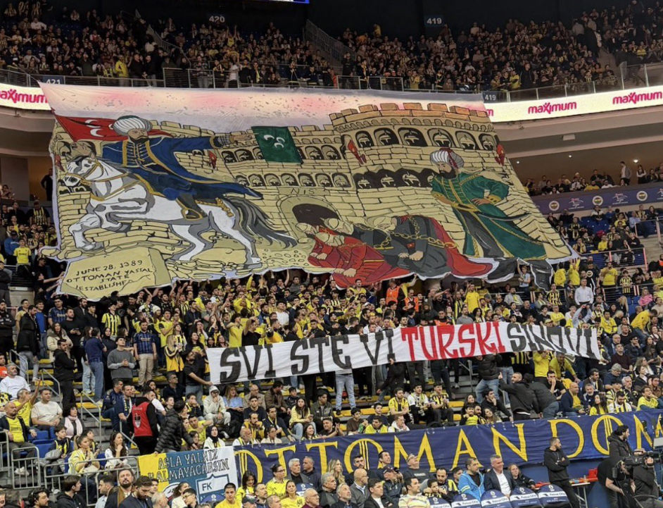 Οι οπαδοί της Φενέρ ύψωσαν εθνικιστικό πανό-απάντηση στην Παρτίζαν