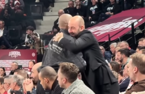 Η αγκαλιά μεταξύ Βασίλη Σπανούλη και Τόνι Πάρκερ (video)