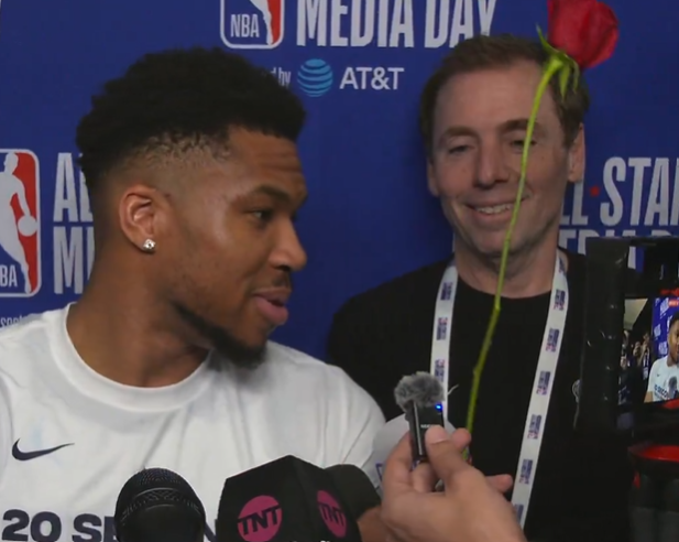 Σε mood Αγίου Βαλεντίνου ο Γιάννης: Έδωσε τριαντάφυλλο σε γυναίκα ρεπόρτερ (video)