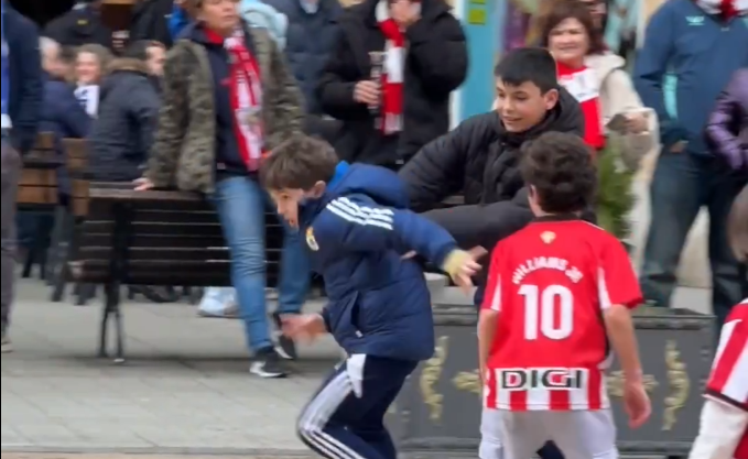 «Εκεί ξεκινούν όλα»: Πριν το Οβιέδο - Μπιλμπάο μικρά παιδάκια έπαιξαν... το ματς στη πλατεία (video)