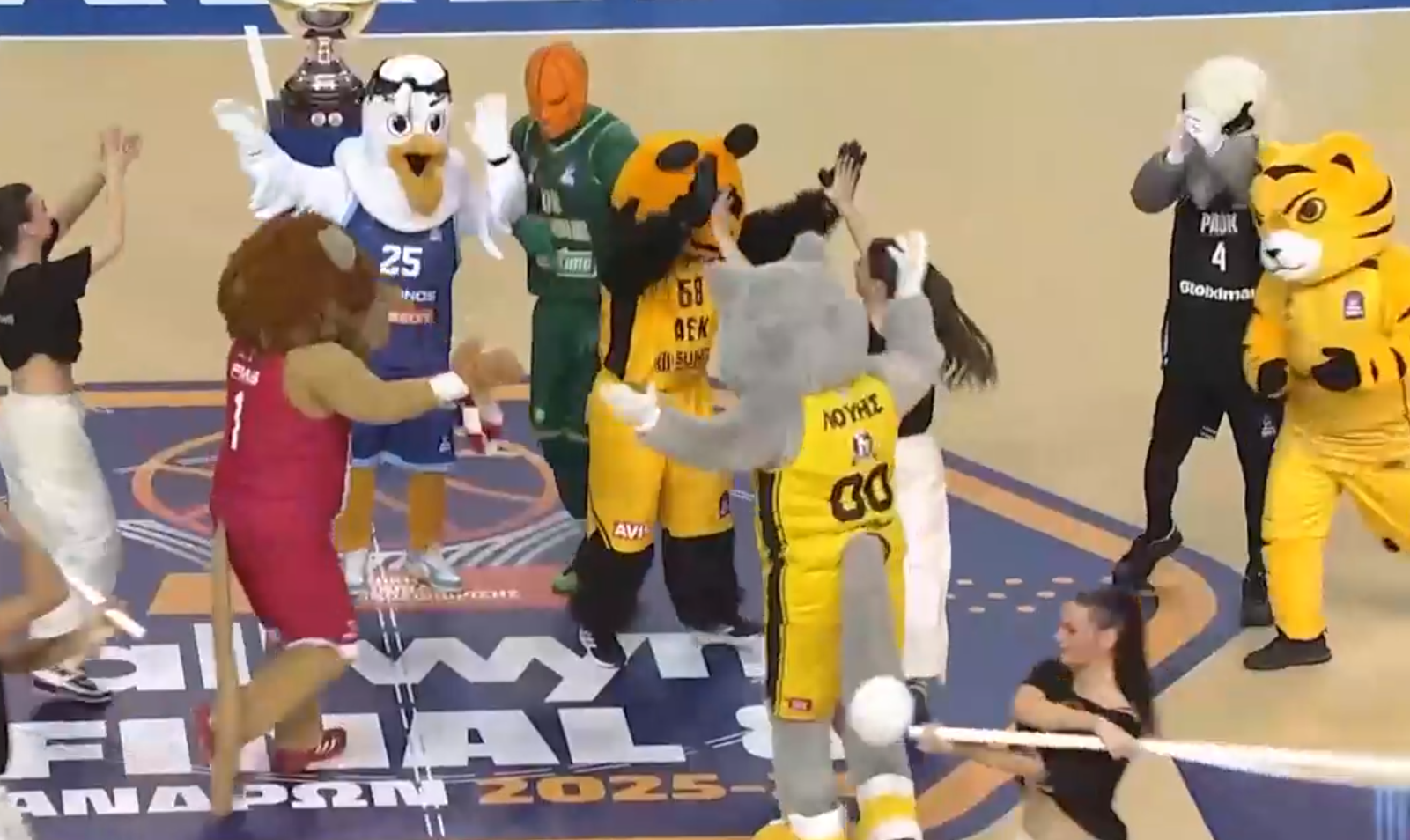 Χορευτικό σόου στο Allwyn Final 8: Όλες οι μασκότ μαζί πριν το Ηρακλής - Μύκονος (video)