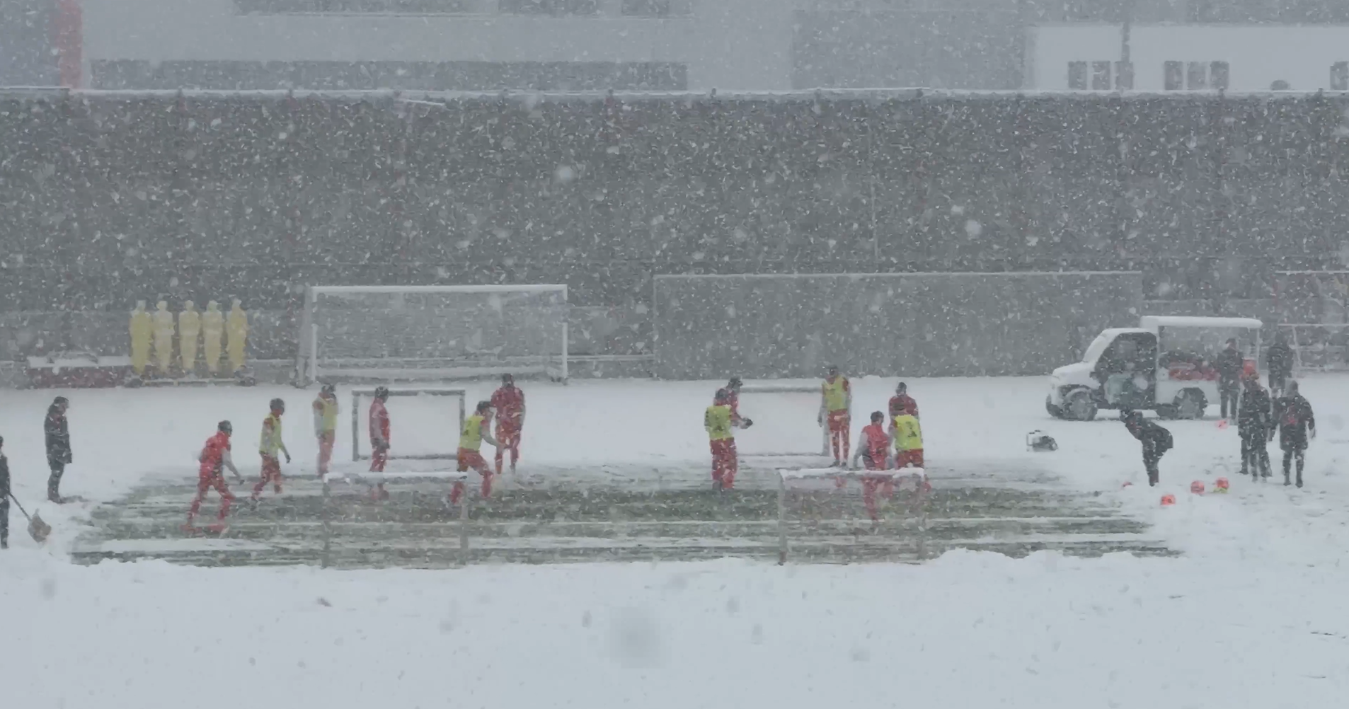 «Δεν έβλεπαν τη μύτη τους»: Οι παίκτες της Μπάγερν προπονήθηκαν κάτω από ακραία χιονόπτωση (video)