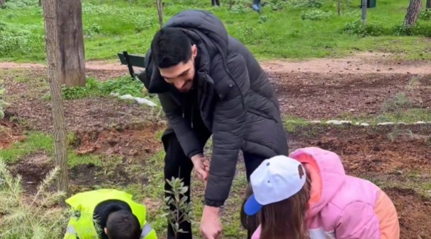 Ο Ενές Καντέρ πήρε μέρος σε δενδροφύτευση που διοργάνωσε στην Αθήνα (video)