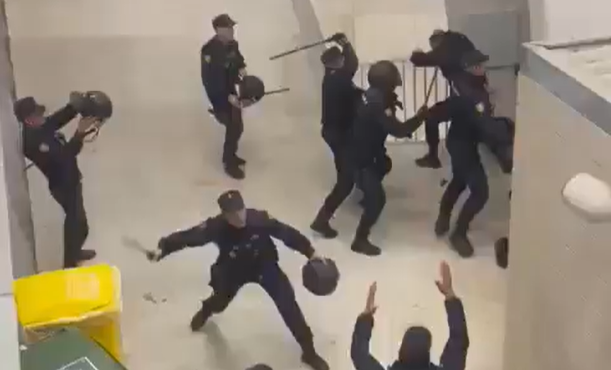 Σοβαρά επεισόδια μετά το Οσασούνα – Ρεάλ Μαδρίτης: Άγριο ξύλο αστυνομικών σε οπαδούς (video)