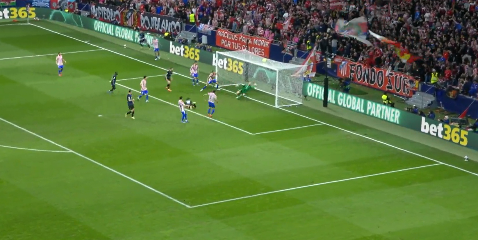 Ο Όμπλακ με μυθική απόκρουση αρνήθηκε την ασίστ στον Τζόλη (video)