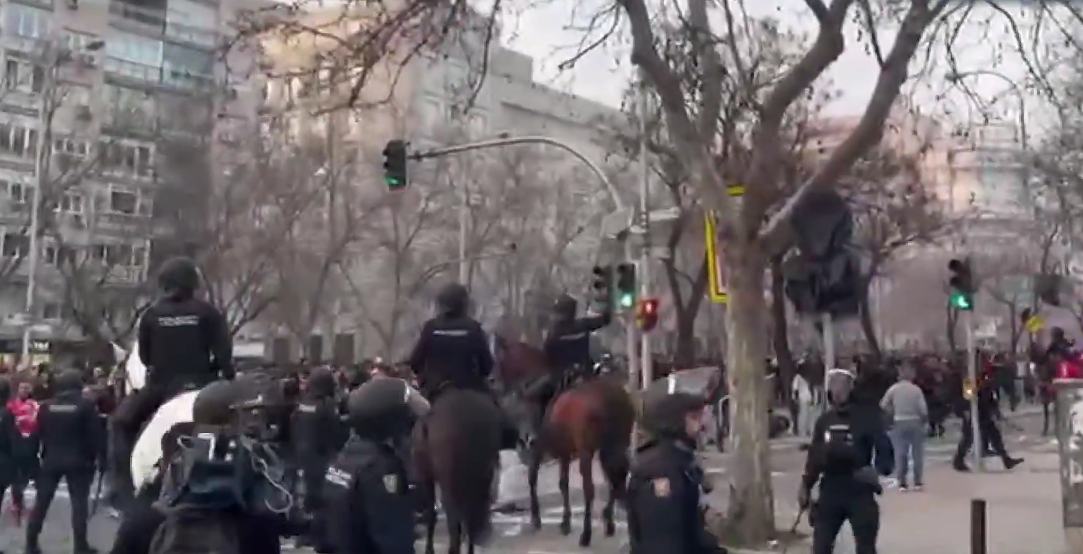 Χάος και επεισόδια πριν το Ρεάλ Μαδρίτης-Μπενφίκα στην Ισπανία - Ξύλο Πορτογάλων με αστυνομικούς (video)