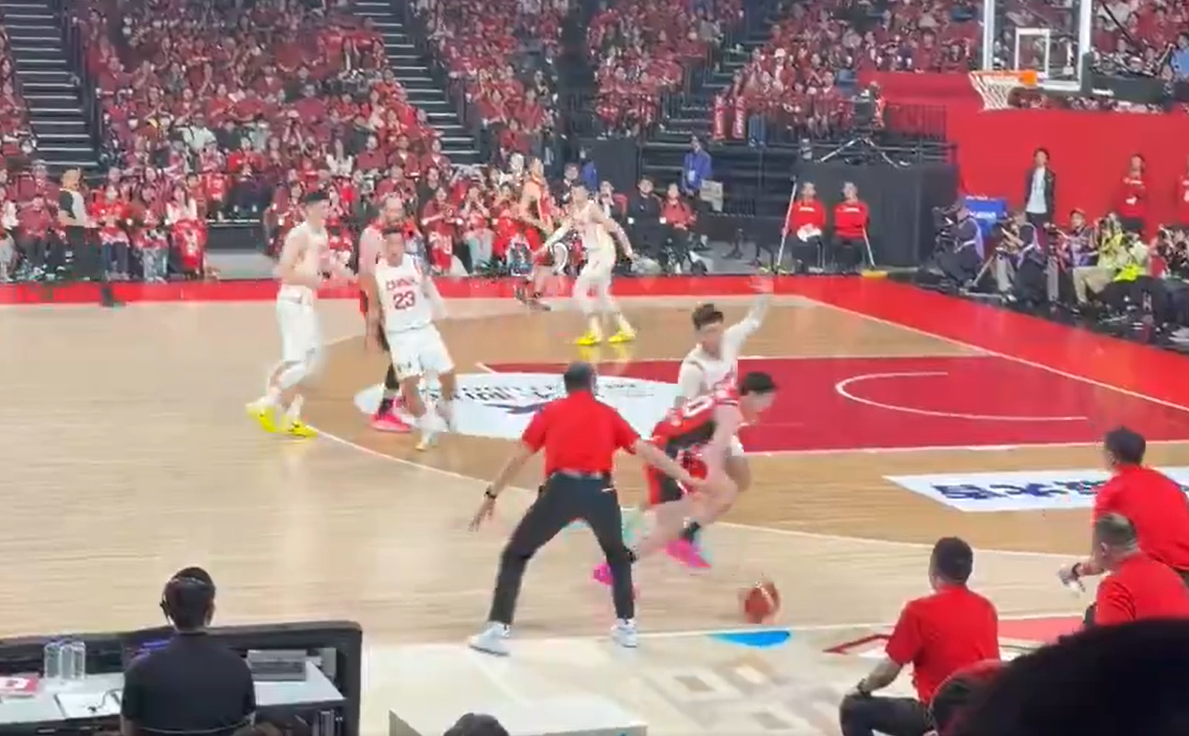 Ο προπονητής της Κίνας έπαιξε άμυνα και... έκλεψε την μπάλα από την Ιαπωνία! (video)