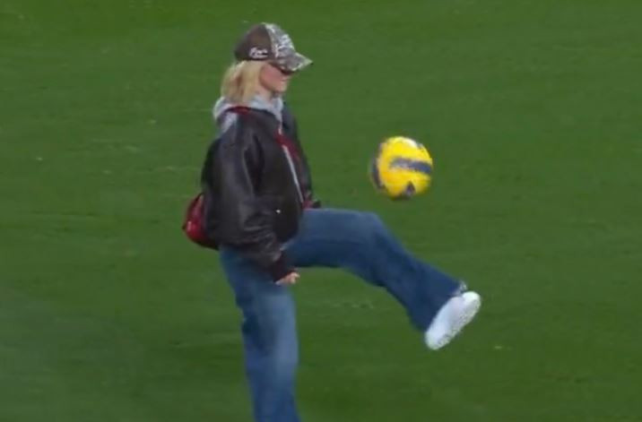 Πρόεδρε φέρ' την! Η Σίντνεϊ Σουίνι πήγε να δει Σπόρτινγκ Λισαβόνας και έπαιξε μπαλίτσα (video)