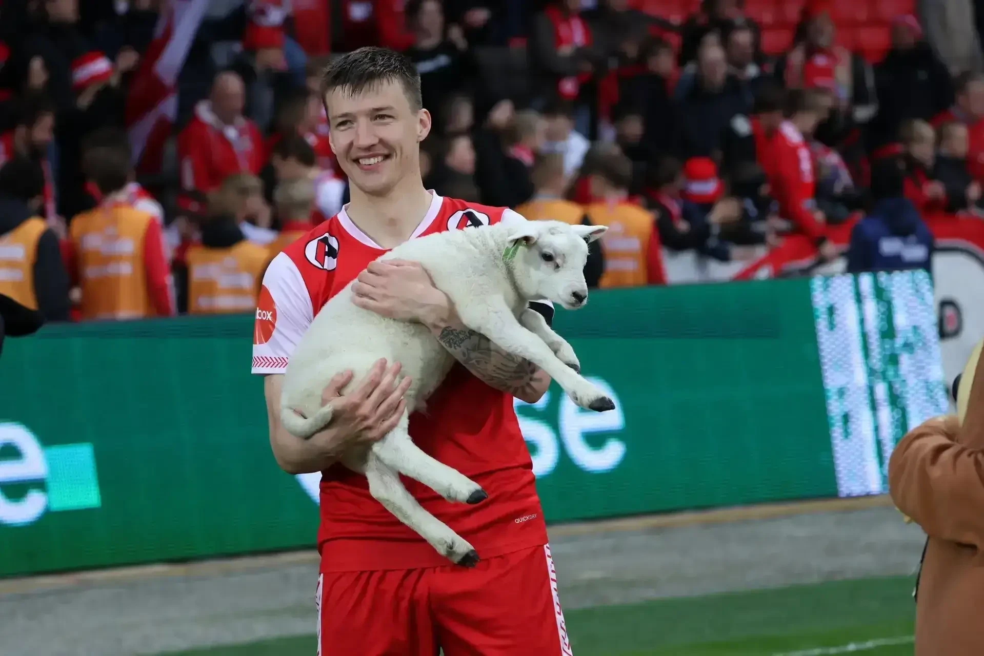 «Η κότα, το σφαγμένο γουρούνι και οι σαγιονάρες»: Τα 15 πιο σουρεαλιστικά βραβεία στο ποδόσφαιρο