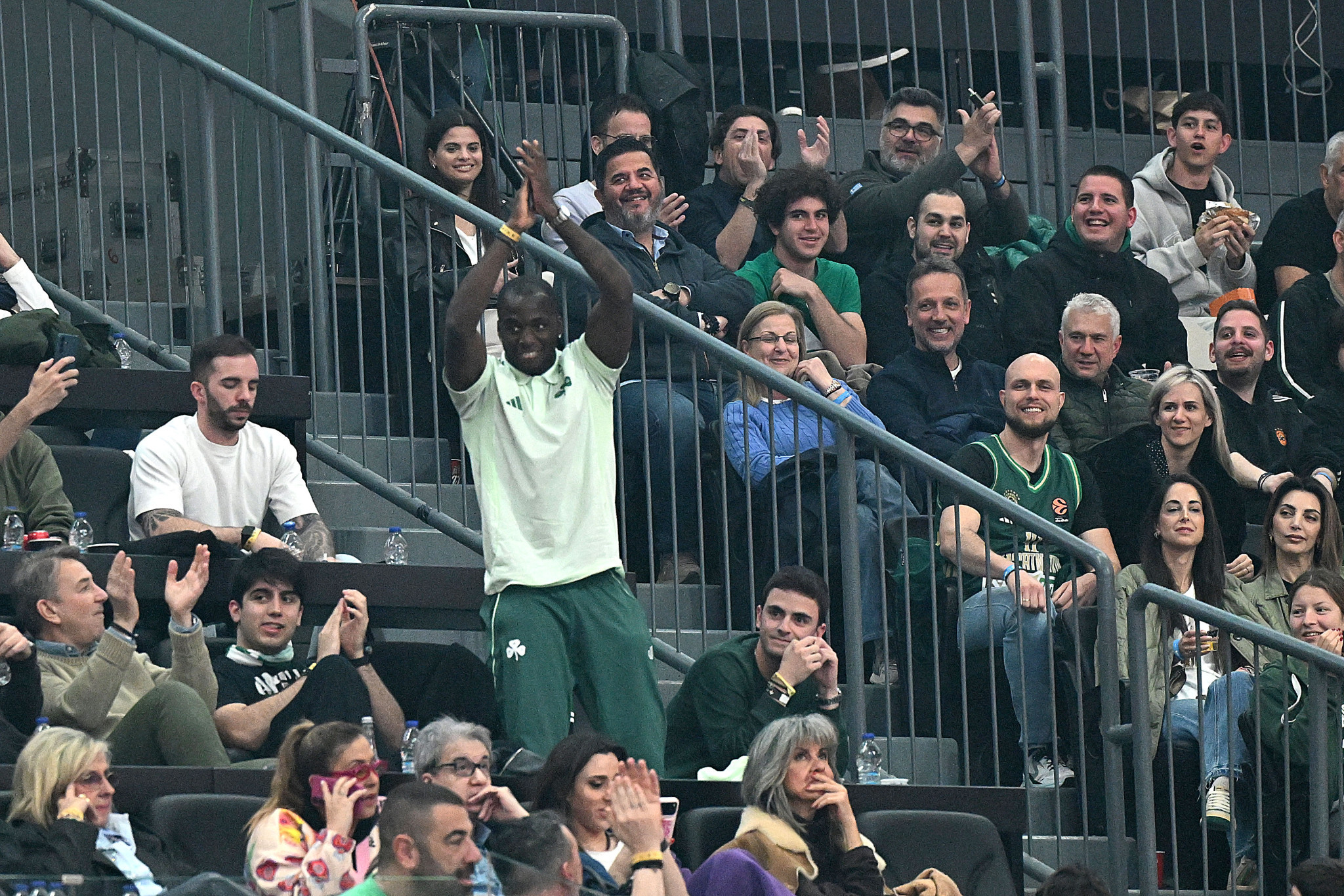 Ο Τεττέη πήρε υπογεγραμμένη φανέλα από τον Ναν - To video του Athletiko