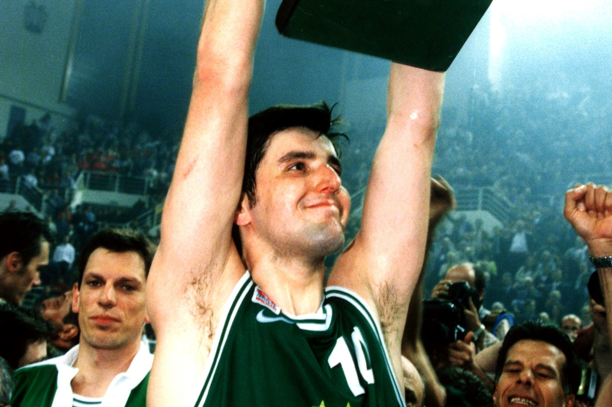 Ποιο τρόπαιο πανηγύριζε ο Ντέγιαν Μποντιρόγκα στο λάβαρο που κατέβηκε από το Telekom Center Athens