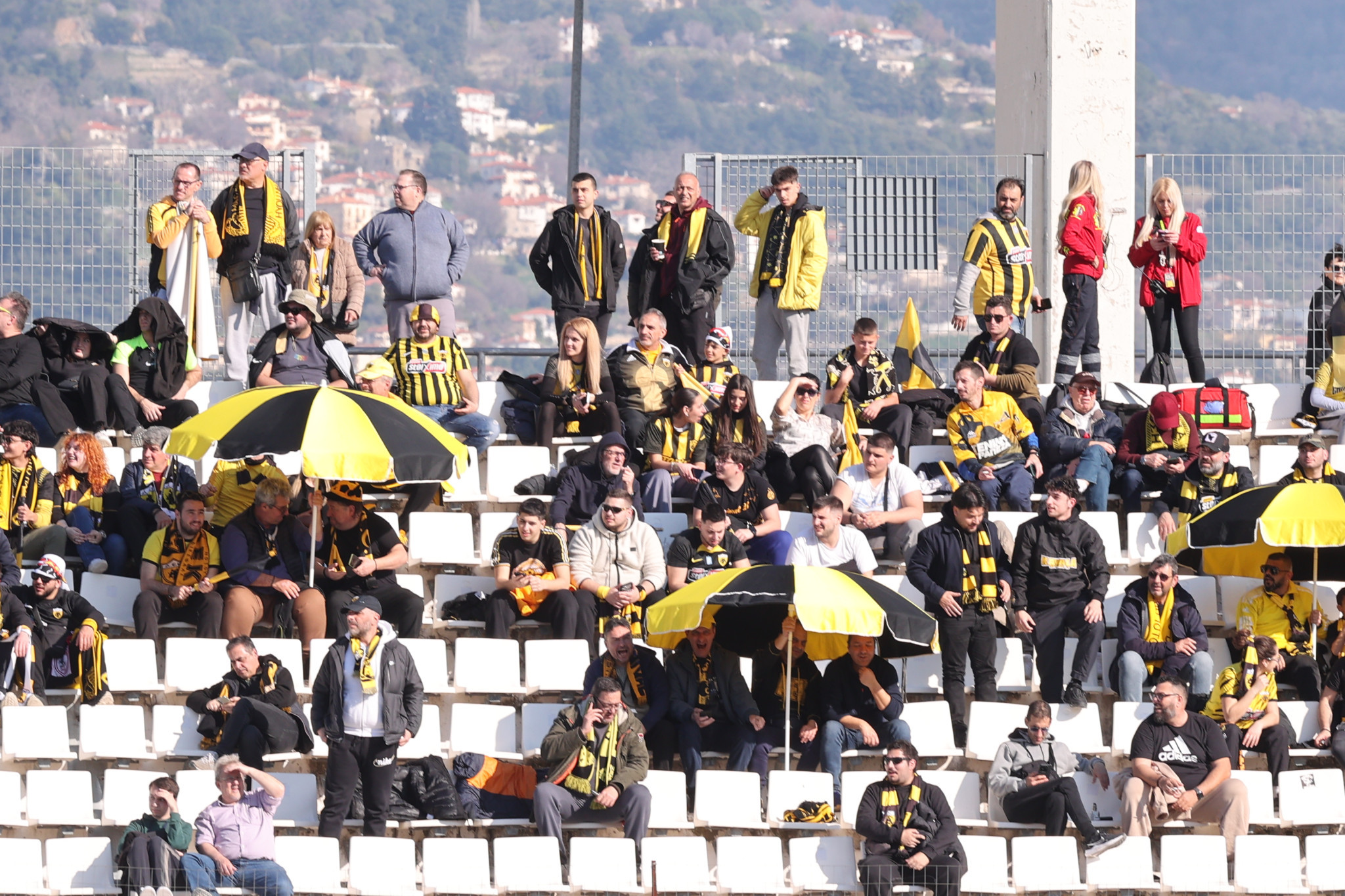 Οπαδοί της ΑΕΚ κατέφθασαν στο Πανθεσσαλικό μιάμιση ώρα πριν τη σέντρα με τον Βόλο