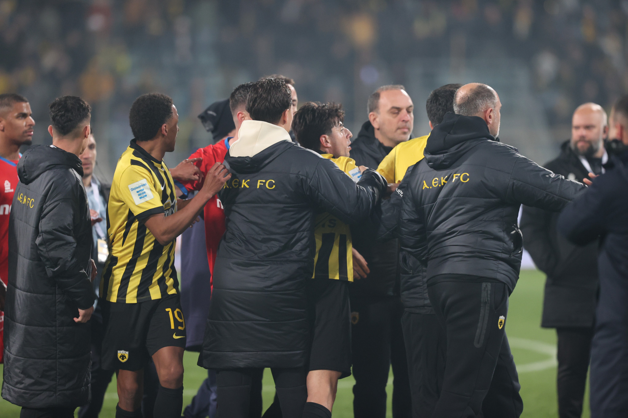 Ένταση στο φινάλε του Βόλος - ΑΕΚ (photos)