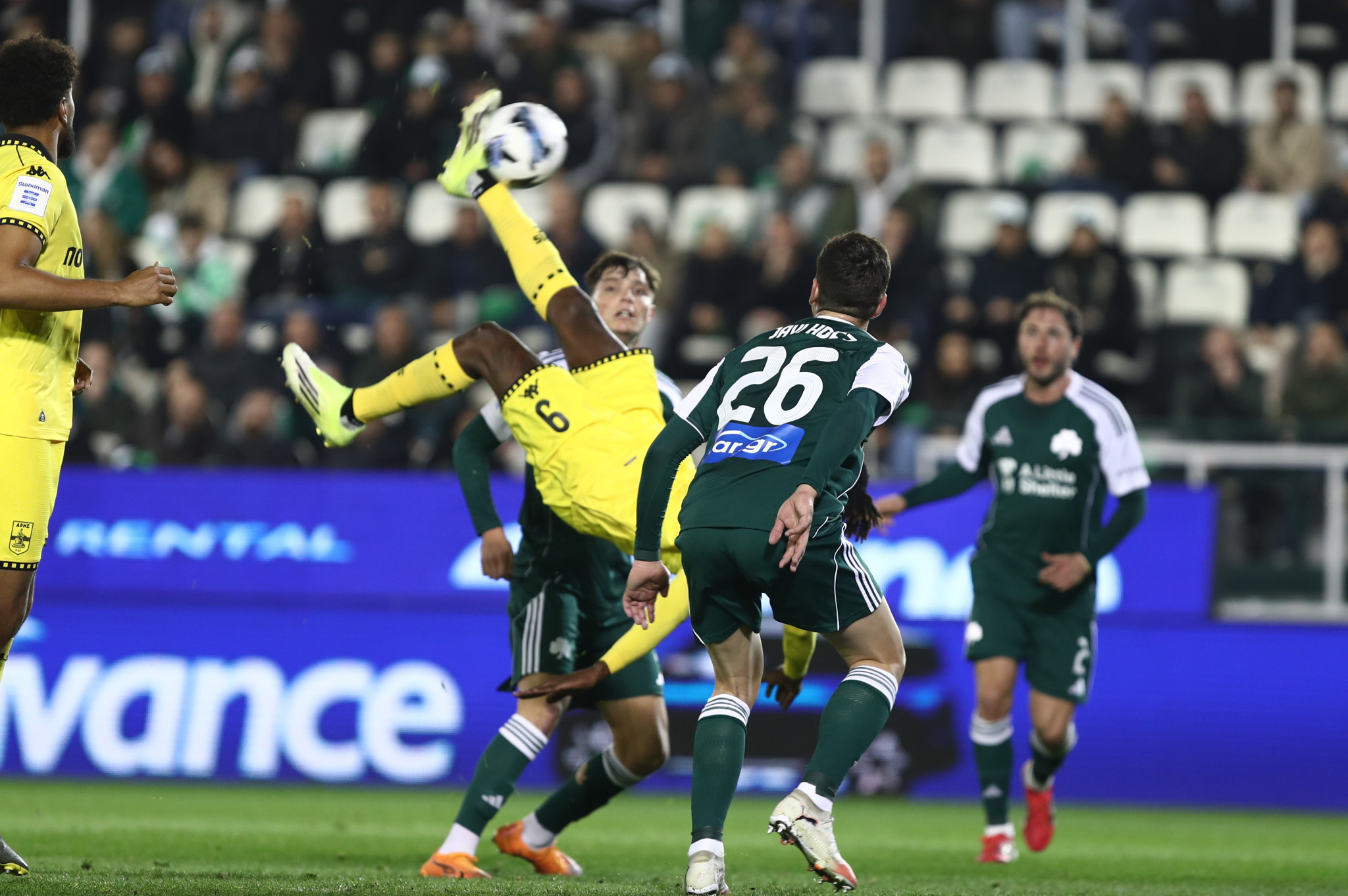 Ο Καντεβέρε πήγε να βάλει το γκολ της χρονιάς με ψαλιδάκι αλλά βρήκε το δοκάρι (video)