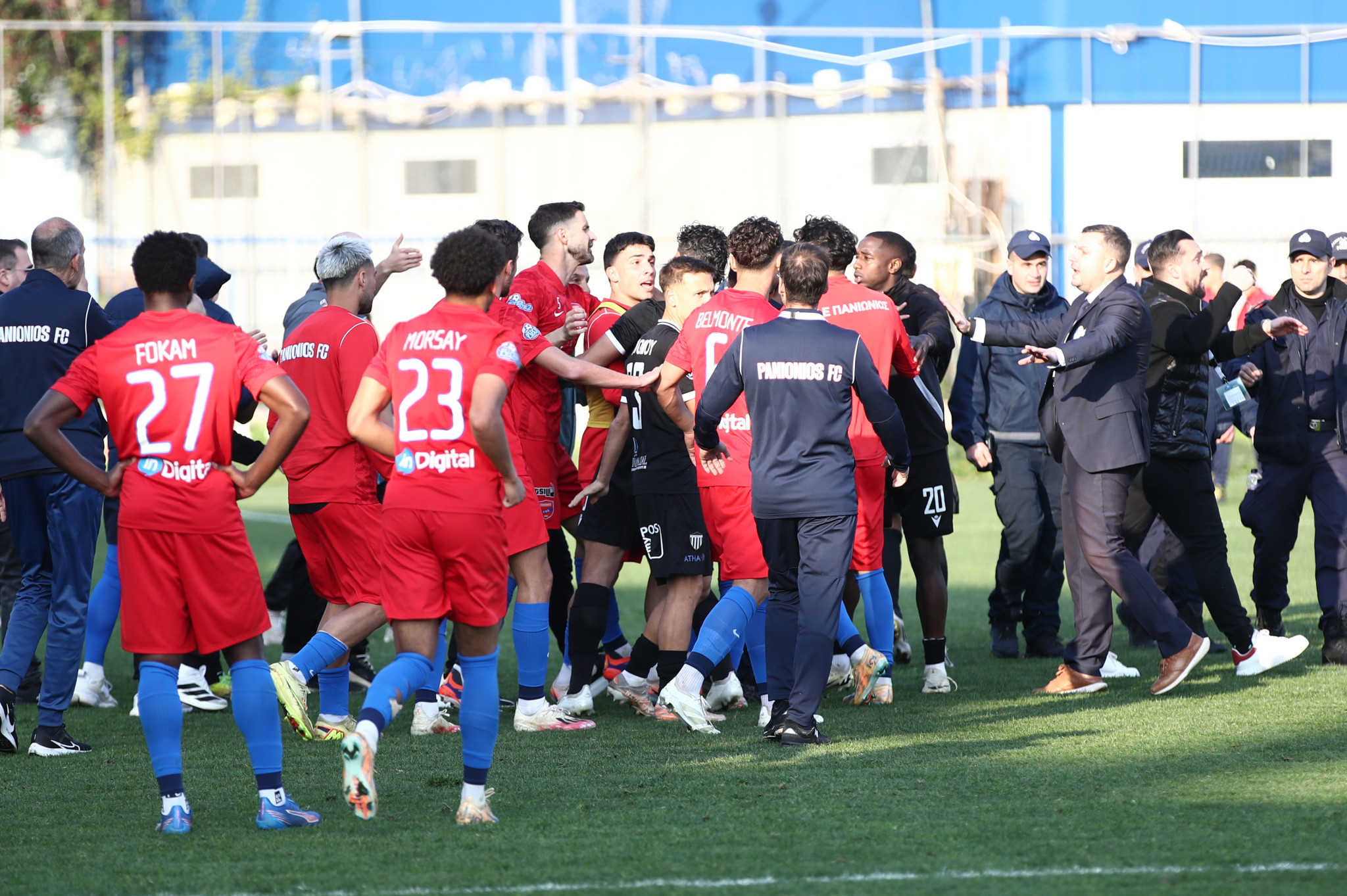 Επεισοδιακό το φινάλε στη Νέα Σμύρνη: Πιάστηκαν στα χέρια οι παίκτες Πανιωνίου και Καλαμάτας! (video)