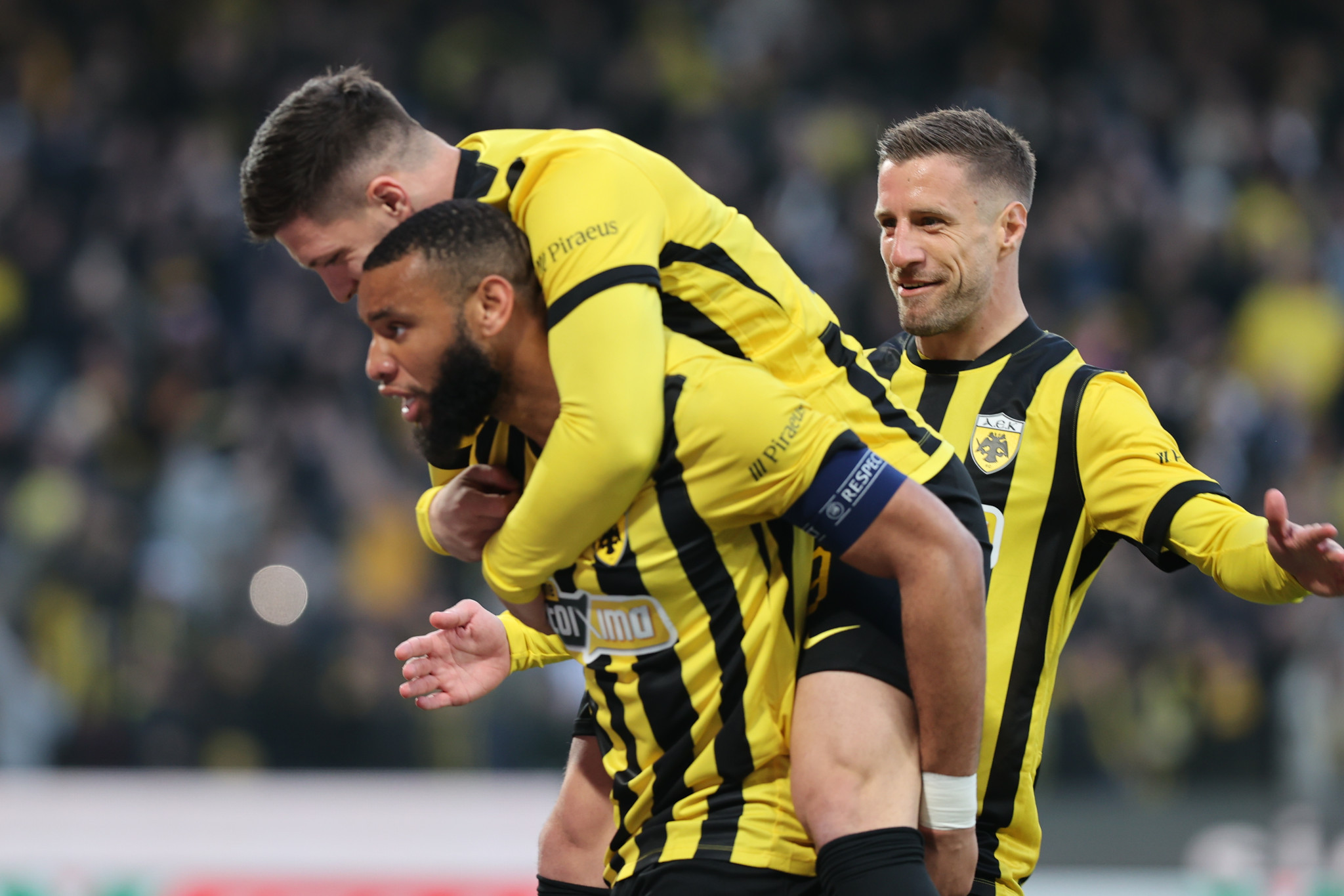 Με το... αγαπημένο της 1-0 η ΑΕΚ μόνη στην κορυφή