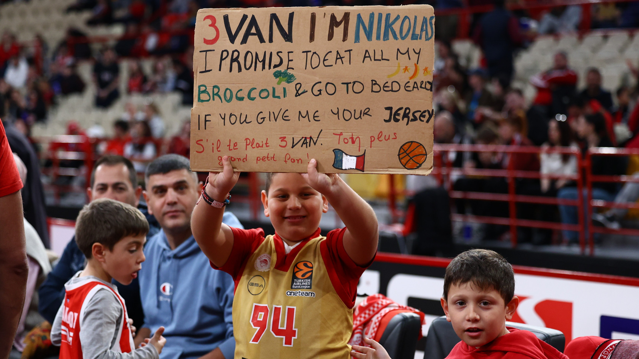 Απίθανο πανό από μικρό φίλο του Ολυμπιακού: «Εβάν θα τρώω όλο το μπρόκολο μου» (photo)