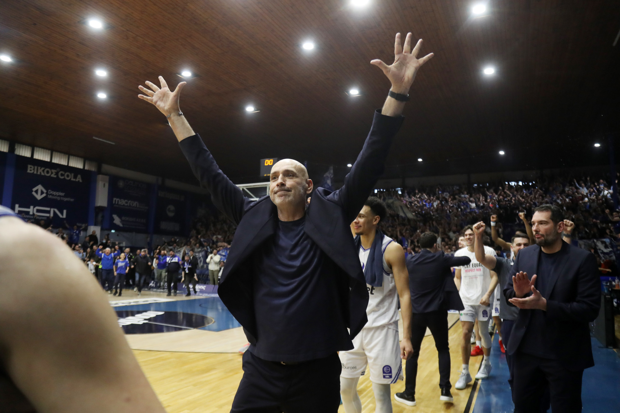 Αποθεώθηκε μετά τη νίκη επί του Παναθηναϊκού ο Ζόραν Λούκιτς (video)