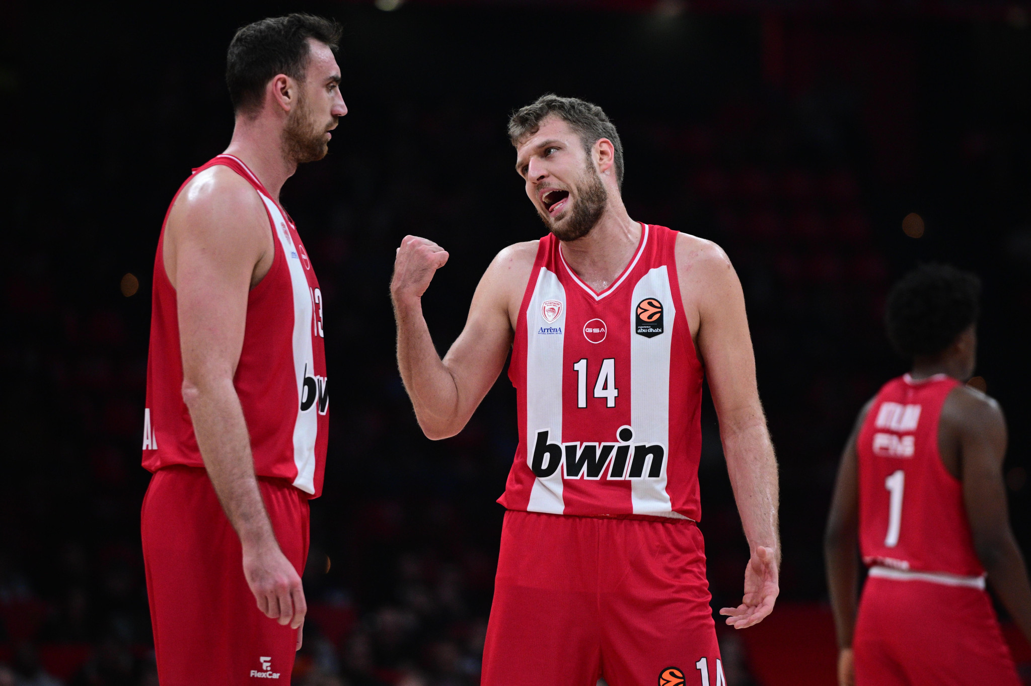 Κανονικά ο Μιλουτίνοφ στο ντέρμπι, ατομικό ο Βεζένκοφ