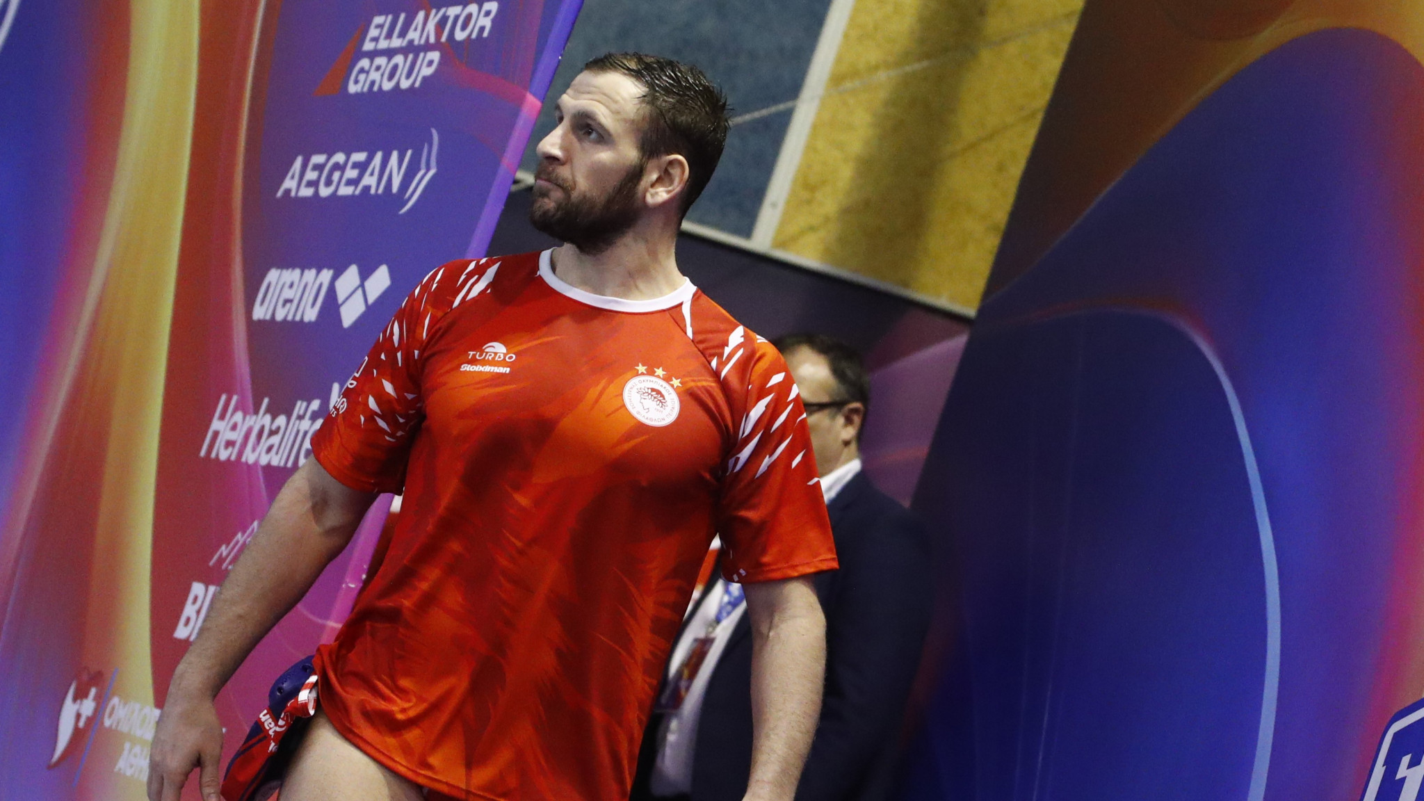 Ο Γενηδουνιάς στο ΣΕΦ για το ντέρμπι Ολυμπιακός - Παναθηναϊκός με ερυθρόλευκο τζάκετ (video)