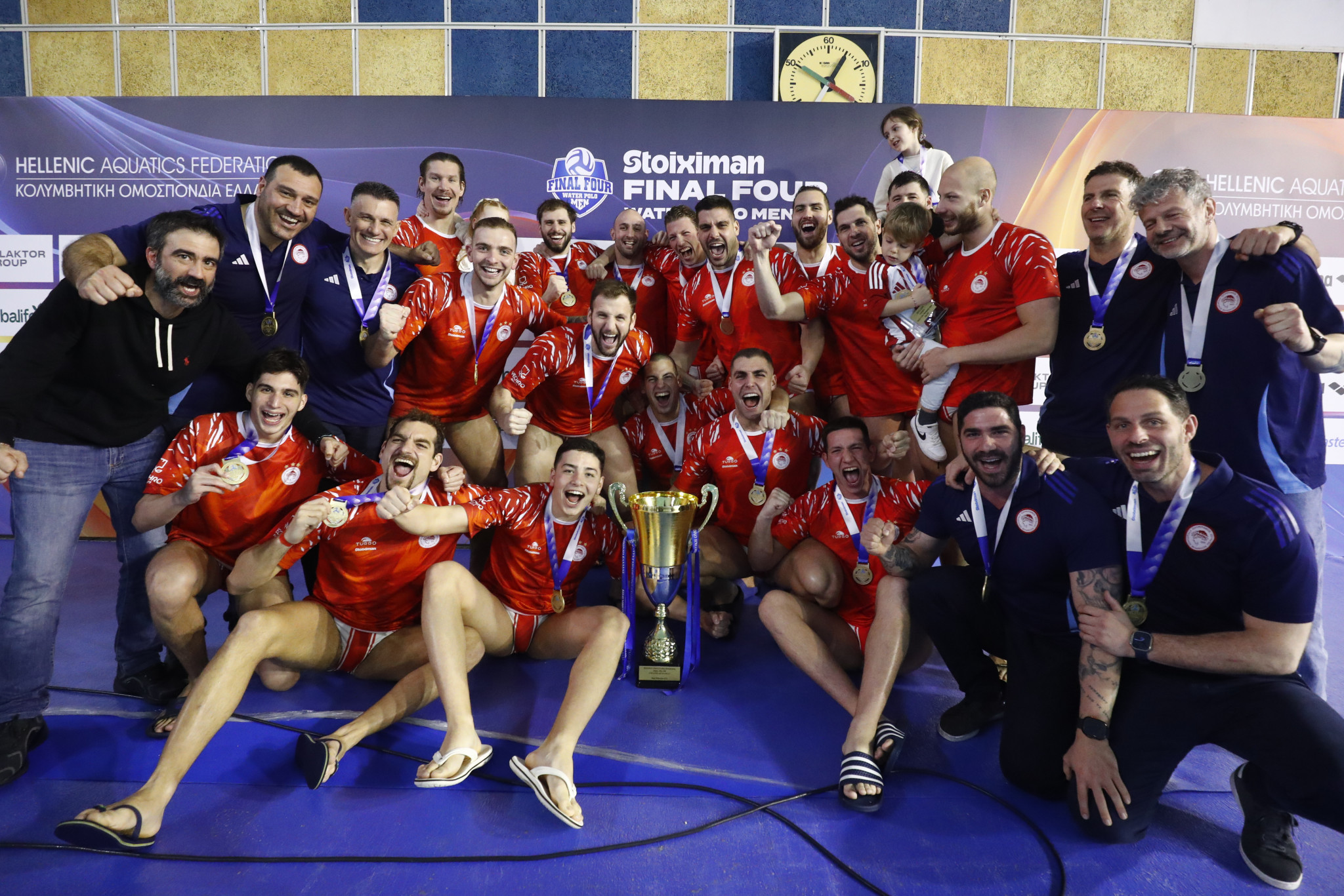 Η στιγμή της απονομής του Stoiximan Κυπέλλου Ελλάδας στον Ολυμπιακό (video)