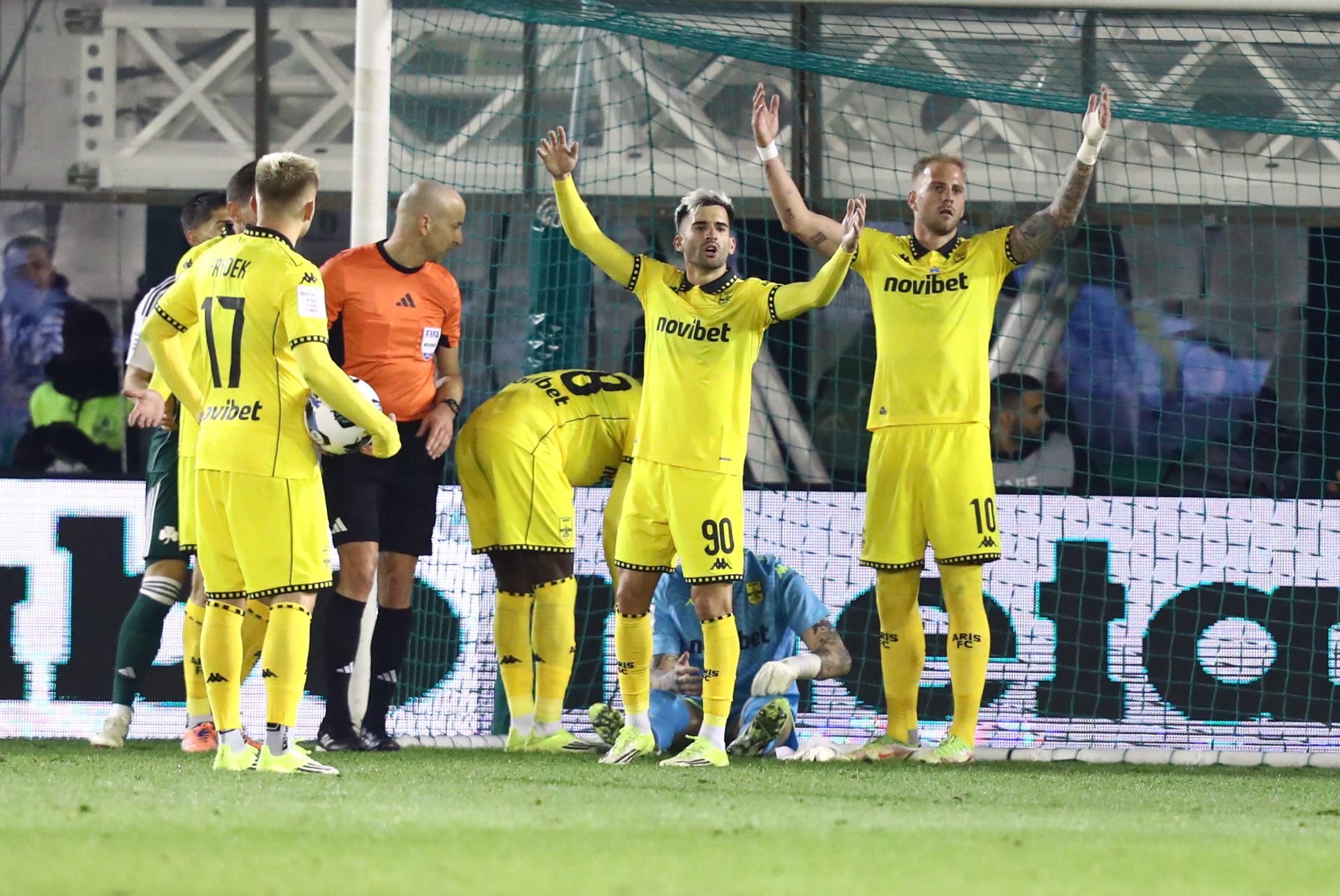 Ο Αρης εμφάνισε κάτι καινούργιο και οι διαιτητές μια από τα ίδια