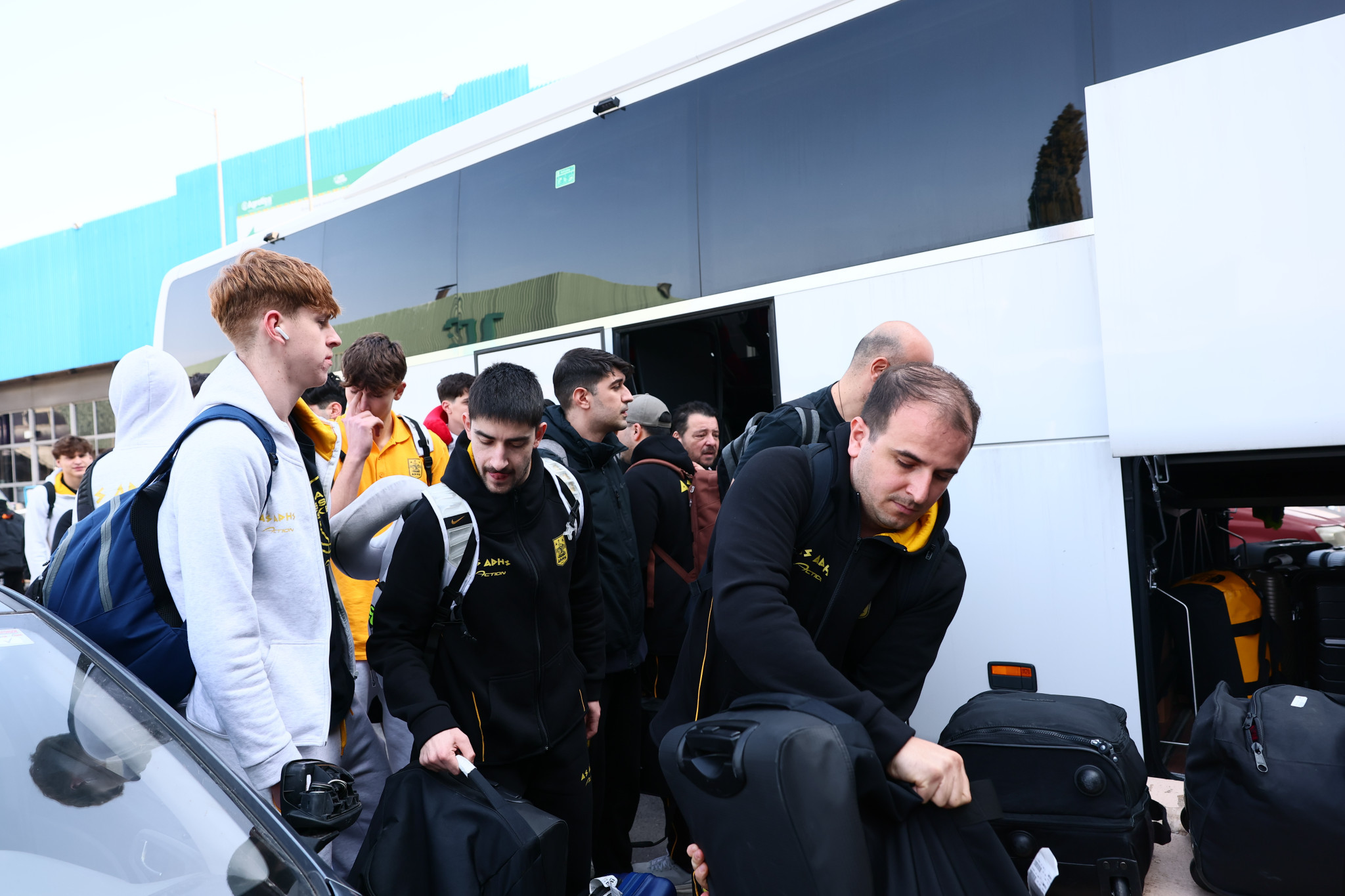 Επέστρεψε στη Θεσσαλονίκη η αποστολή των εφήβων του Άρη - Το video του Athletiko απ' την άφιξή τους