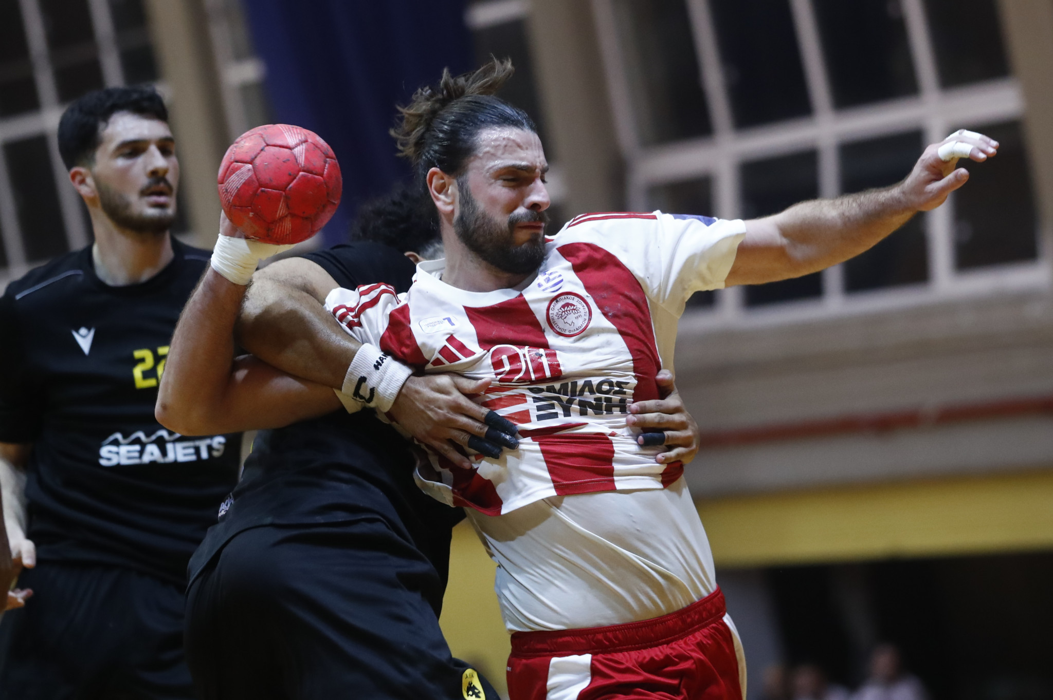 Ο Ολυμπιακός ένα βαθμό από την κορυφή στη Handball Premier μετά το ντέρμπι με την ΑΕΚ