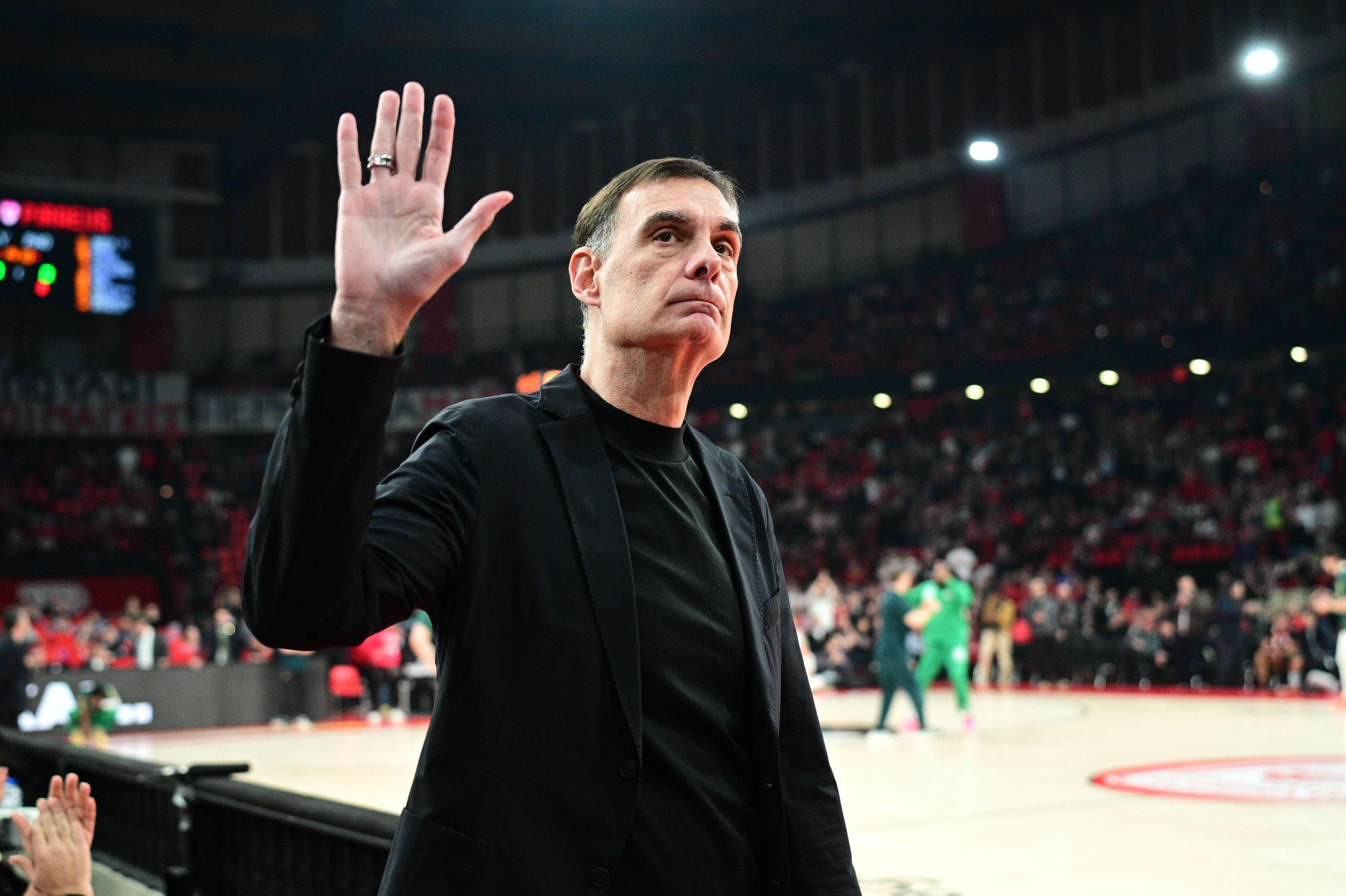 Αποθέωση στον Μπαρτζώκα από τους φίλους του Ολυμπιακού στο ΣΕΦ (video)