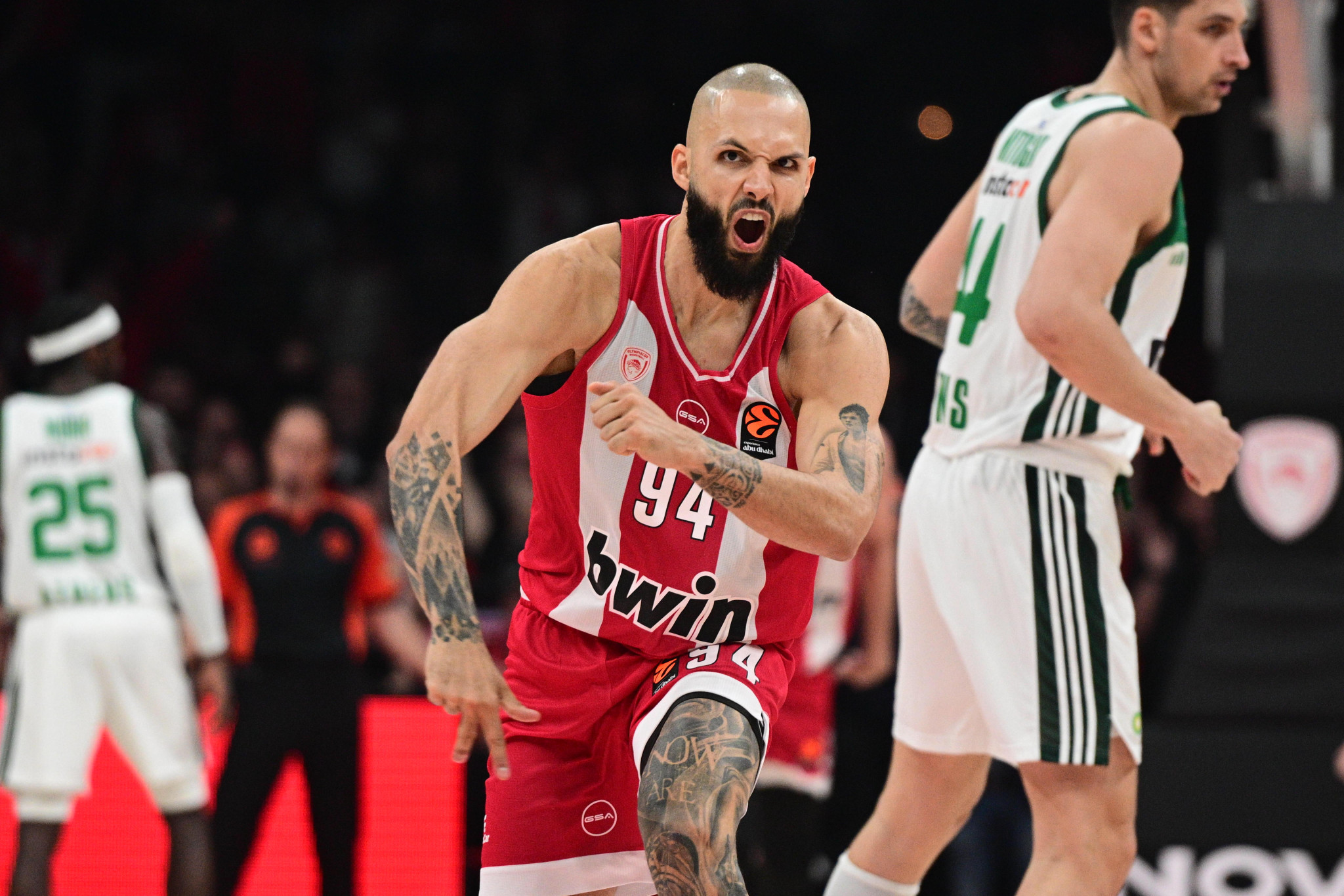 «EuroLeague by Night»: Τάτσιος και Πηλιανίδη μεταφέρουν το κλίμα μετά τη λήξη του ντέρμπι «αιωνίων» (video)
