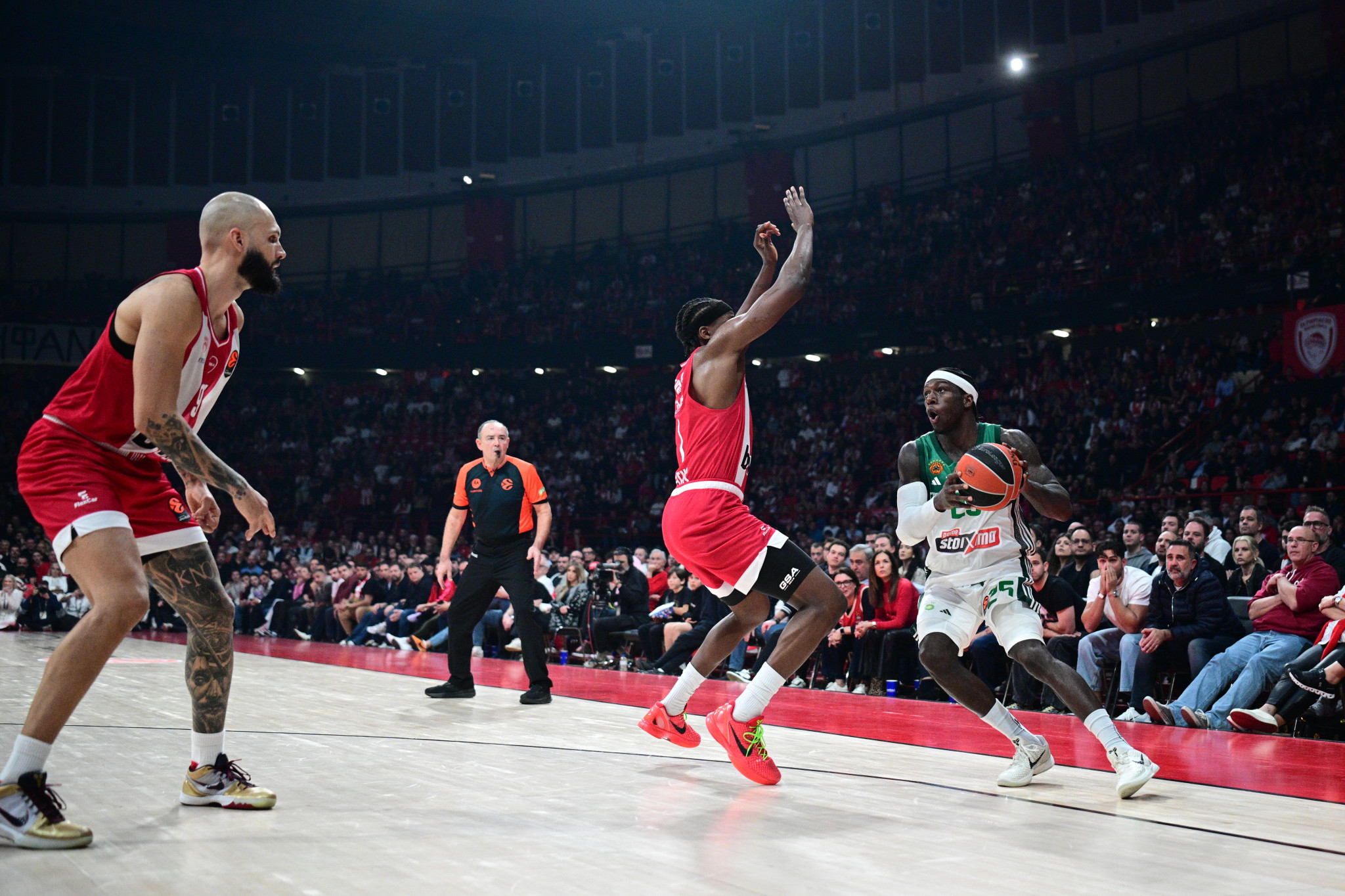 Ειρωνικό «MVP» των φίλων του Ολυμπιακού στον Κέντρικ Ναν