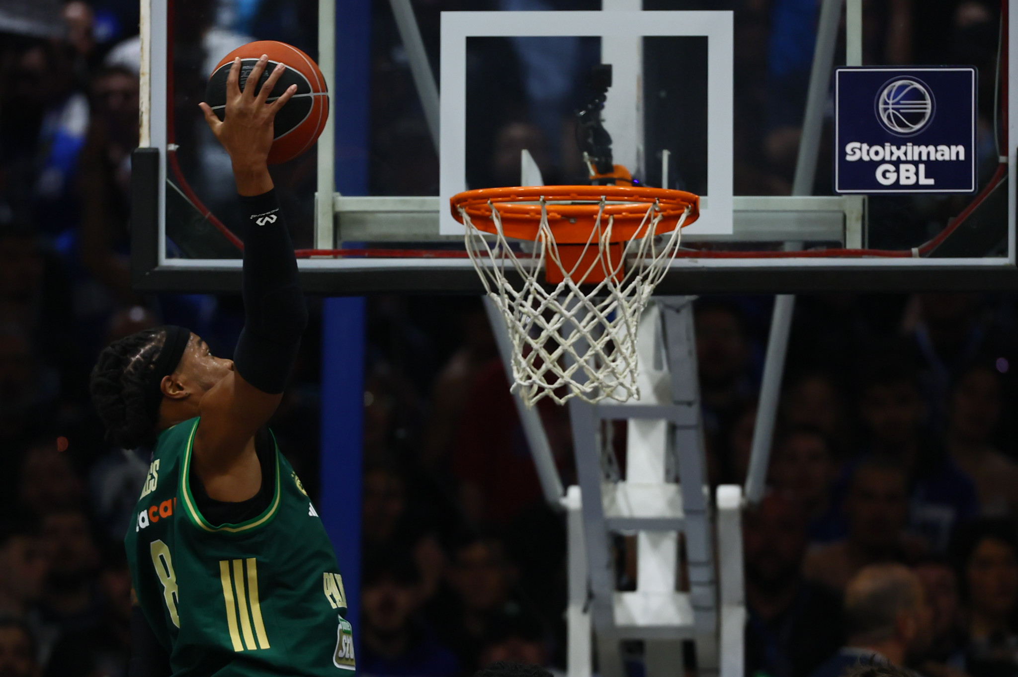 Ο «ιπτάμενος» Χολμς κόντεψε να... κατεδαφίσει το καλάθι του Ηρακλή (video)