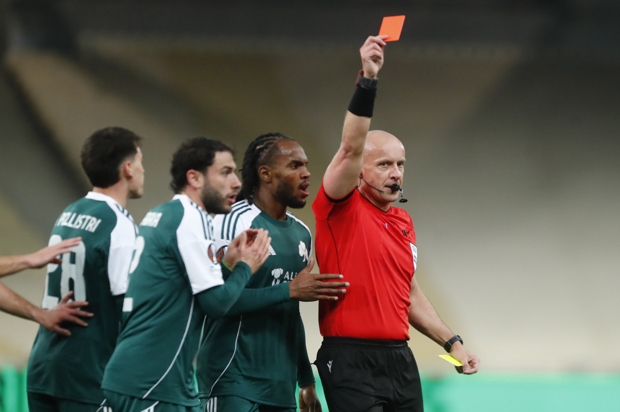 Αποβλήθηκε ο Ζαρουρί με δύο κίτρινες μέσα σε 13 λεπτά (video)